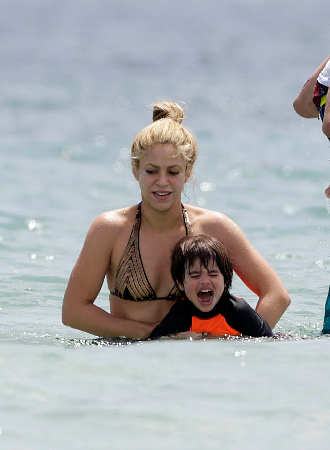 Como buena mami apoyó al pequeño Milán, quien ya muestra sus primeras muestras como buen nadador.