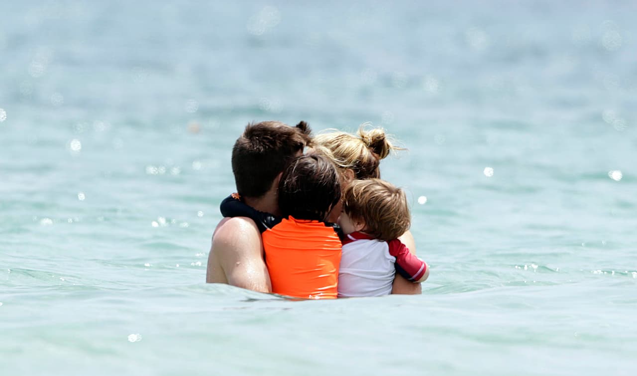 El día soleado permitió que pasaran un largo rato en el mar.