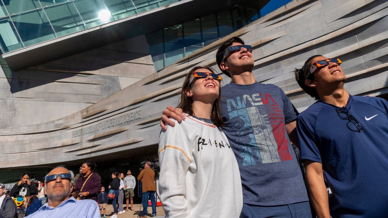 📍 
<b><a href="https://maps.app.goo.gl/nBLnmLE9GF5AL2a5A" target="_blank">Perot Museum of Nature and Science </a></b>
<br>
<b>Únete a más de 20 astrónomos</b> para participar en un fascinante evento 
<b>de 10 a.m. a 4 p.m</b>. Disfruta de música en vivo, camiones de comida y juegos para toda la familia.
<br>
<b>Las entradas están disponibles por $25 para adultos y $15 para niños</b>.¡No te pierdas esta emocionante experiencia astronómica!
<br>
<b><a href="https://www.perotmuseum.org/events/great-north-american-eclipse/" target="_blank">Encuentra más información haciendo clic aquí.</a></b>