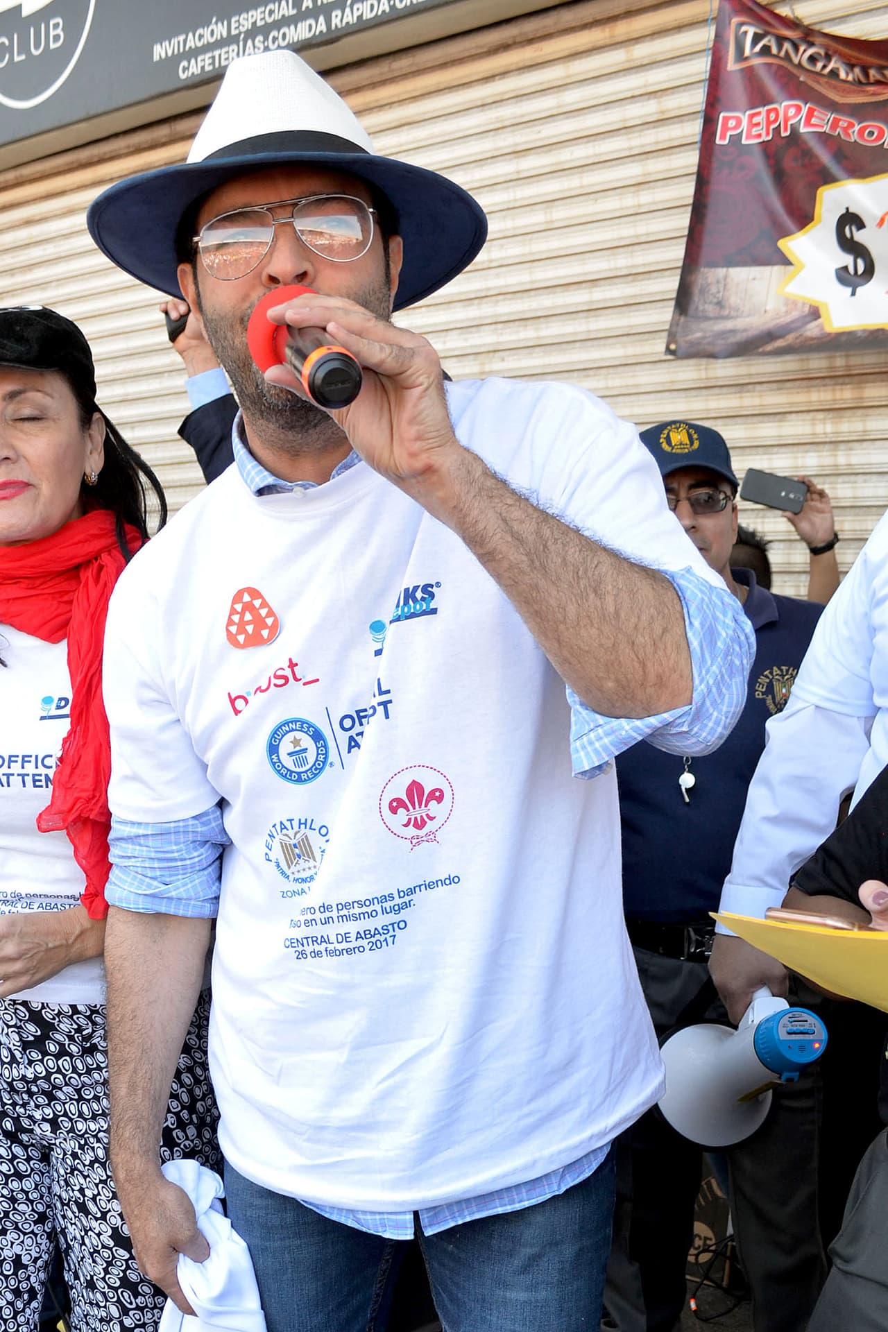 El galán de novela fue el embajador del evento 'Por una Central de Abasto Limpia', en donde cientos de personas se reunireron para barrer.