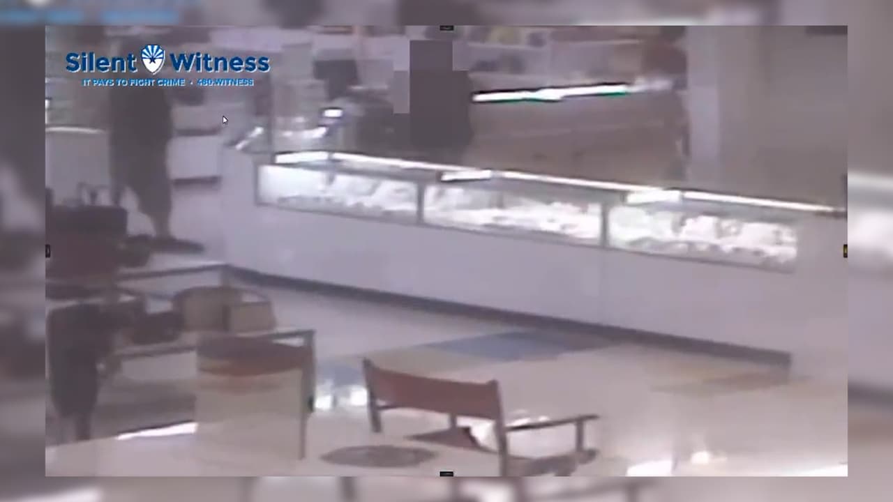 Simulando con la mano una pistola asaltan joyería en Phoenix y ahora buscan al sospechoso