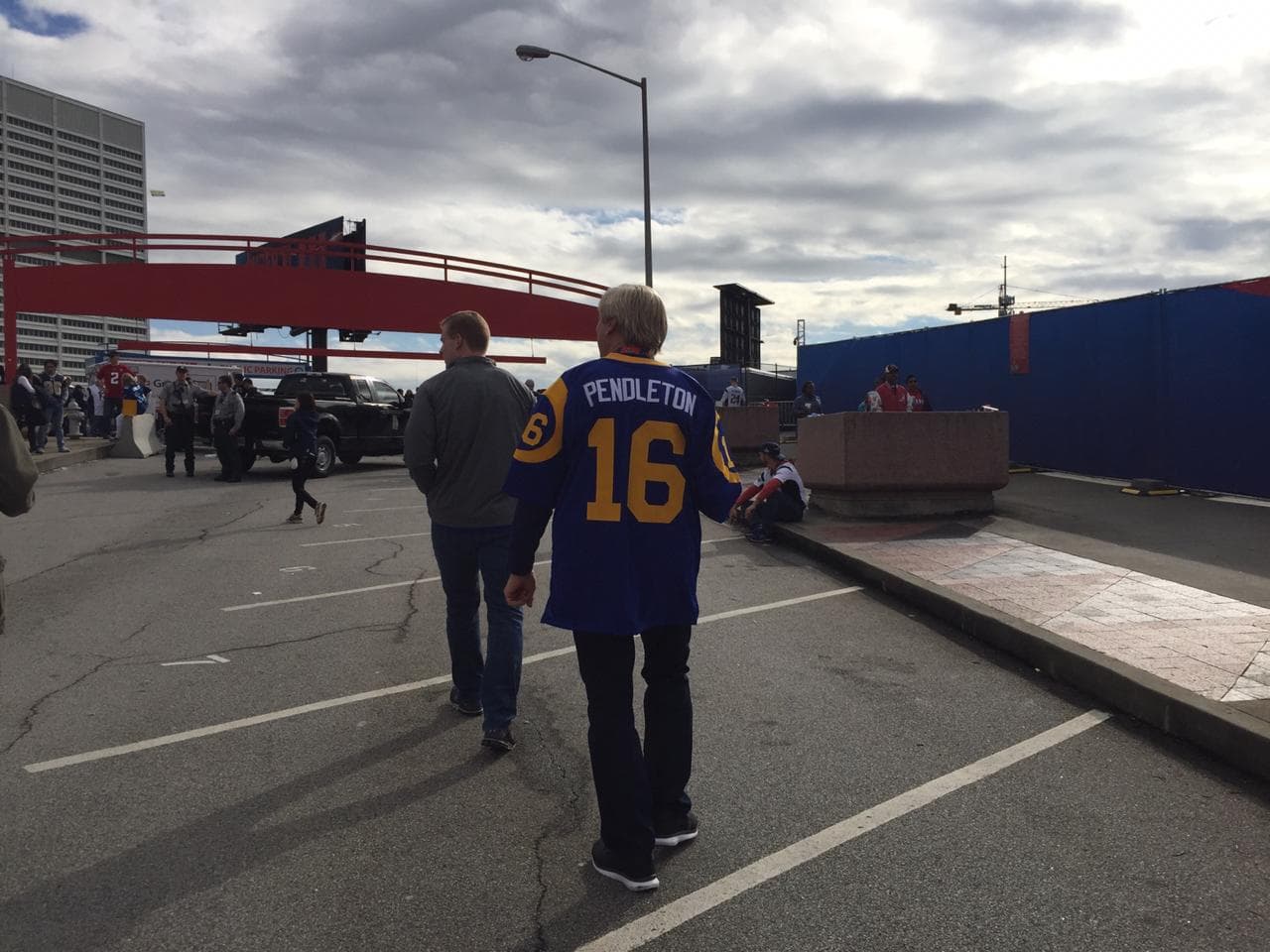 Los Rams recurren a “Joe Pendleton” QB en la película ‘El Cielo Puede Esperar’ para ganarle a Patriots esta noche.