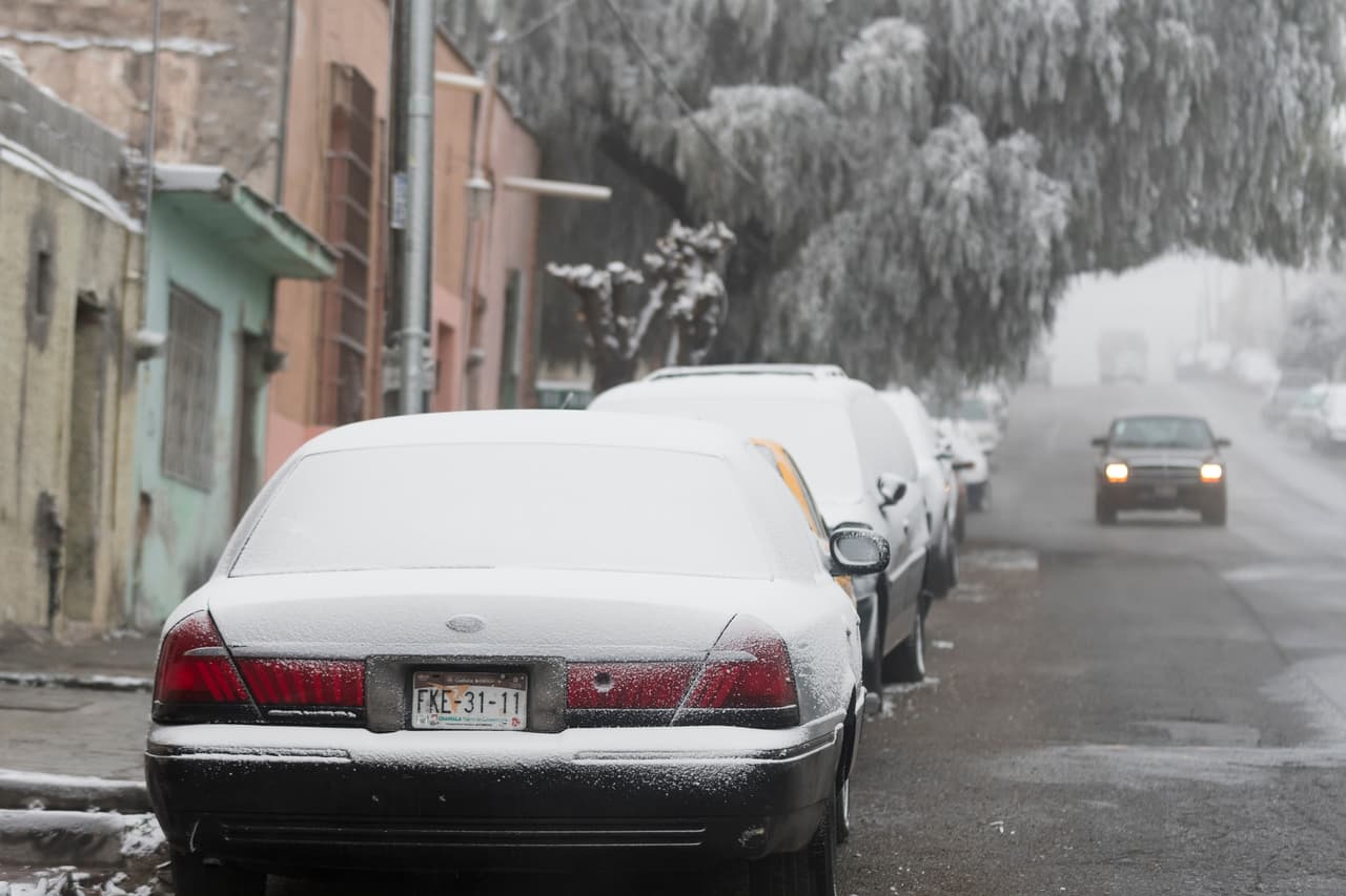 Autos congelados en una calle de Saltillo. La temperatura mínima en esa ciudad fue de 23 grados Fahrenheit, pero la sensación térmica fue de 19 grados.