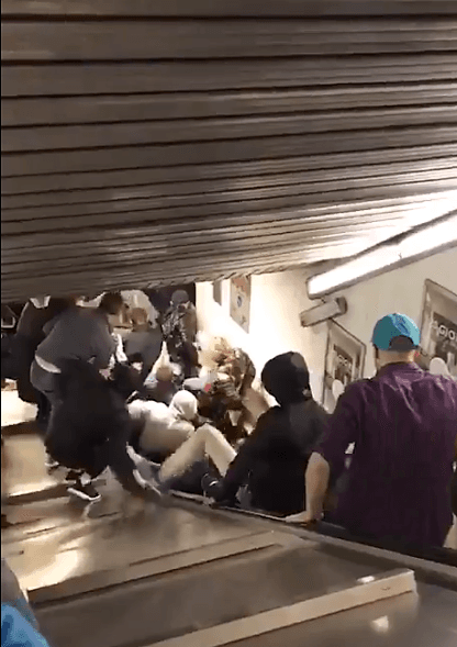 Conforme iban bajando los aficionados, de ese lado, se aprestaban a dañarse lo menos posible y tratar de no aplastar a los que estaban caídos en la parte de abajo.