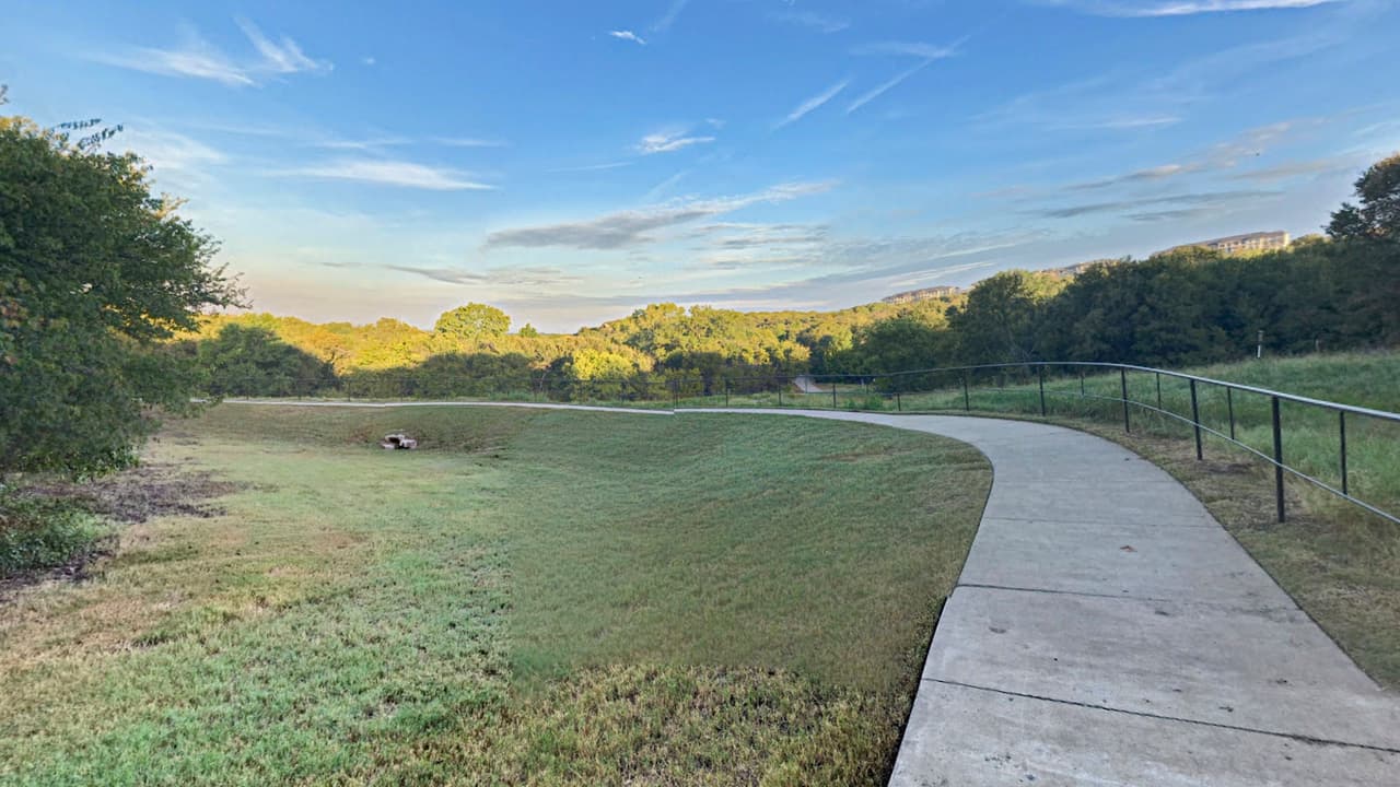 Cuenta con seis millas de senderos y un mirador para el deleite de visitantes.
<br>