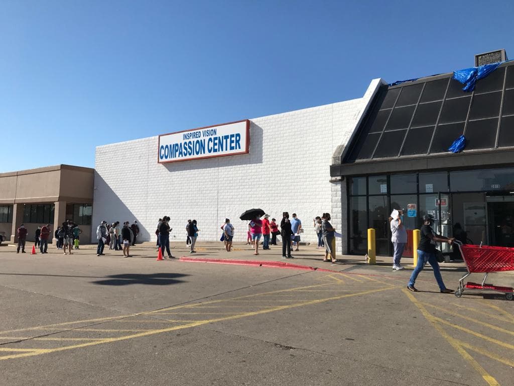 <a href="https://www.univision.com/local/dallas-kuvn/mas-de-1700-familias-al-dia-reciben-comida-gratis-en-un-centro-de-dallas">Inspired Vision Compassion</a> ofrece alimentos sin ningún tipo de requisitos de lunes a viernes de 9 de la mañana hasta las 5:30 de la tarde. 
<br>