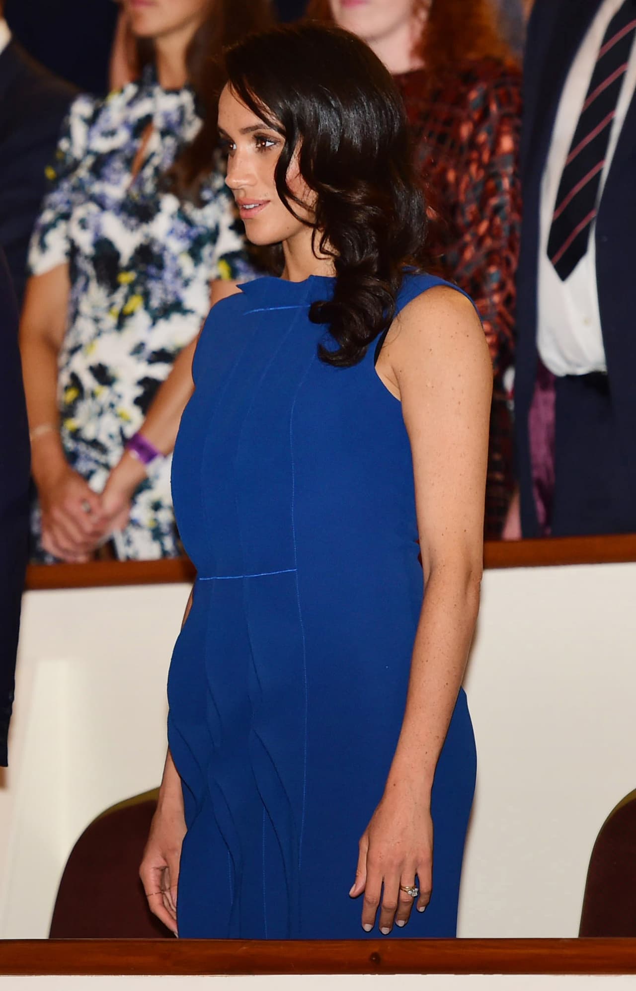 <b>Sep 6, 2018. Concierto benéfico '100 días por la paz'</b>
<br>De la mano del príncipe Harry, Meghan llegó al evento llevando un vestido del diseñador canadiense Jason Wu de cuello barco, sin mangas y con piegues cosidos en el frente, largo por debajo de la rodilla. Una elección que desató rumores de embarazo.
<br>
<b><a href="https://www.univision.com/estilo-de-vida/moda/meghan-se-pone-un-vestido-que-levanta-rumores-de-un-embarazo-fotos">Todo el look aquí</a></b>