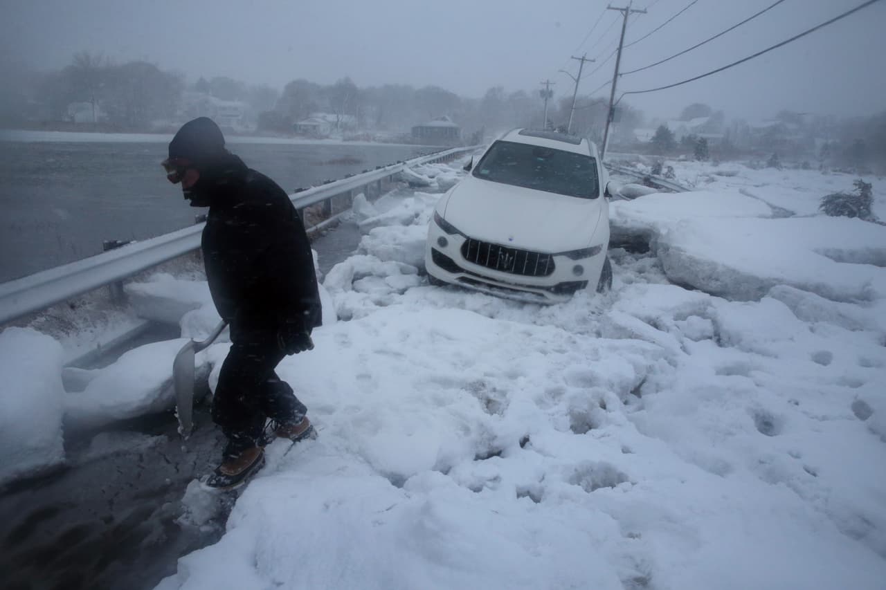 Un automóvil abandonado en la nieve en una calle de Scituate, Massachusetts.