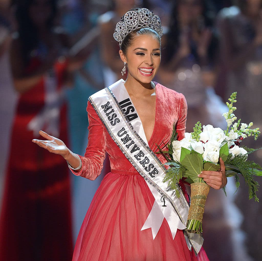 Olivia Culpo, Miss Universo 2012, será la presentadora del evento, así como también la conductora de TV, Jeannie
<b> </b>Mai, y la actriz, Maria Menounos. 
<br>