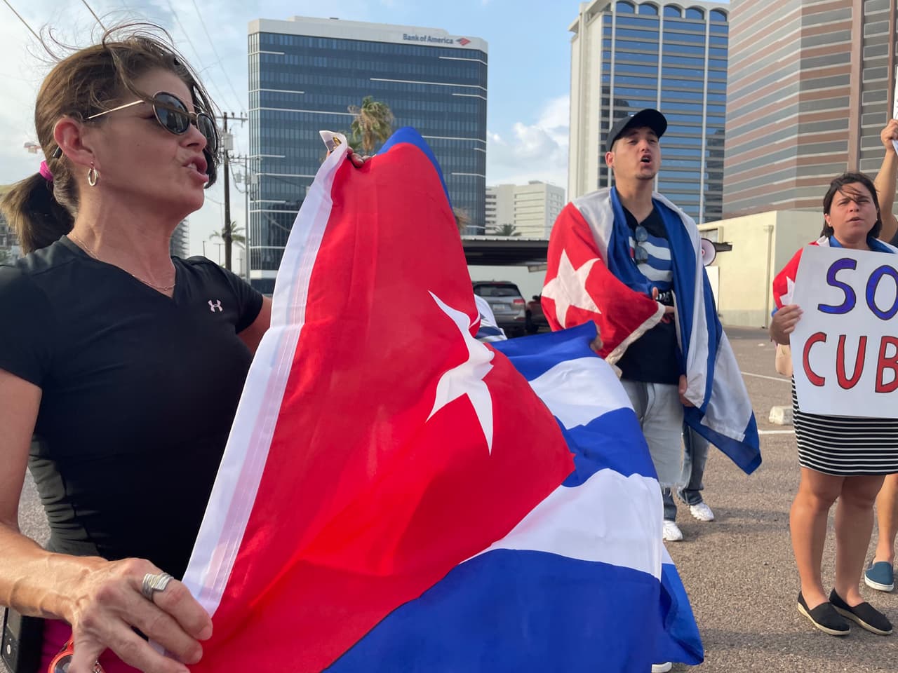 Venir a protestar a las afueras de las oficinas del partido demócrata en Arizona es para enviarle un menaje al presidente Biden a que tome acción con la situación que se vive en la isla. Estos cubanos en Arizona quieren recordarle que algunos de sus antecesores tanto demócratas como republicanos han intervenido en otros países para hacer valer la libertad y los derechos humanos. 
<br>
<br>