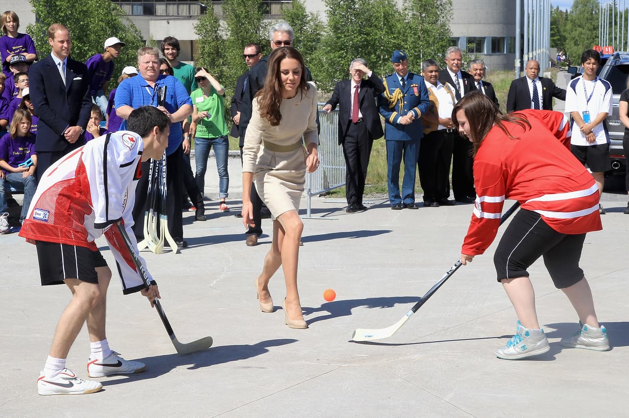 Al parecer, Meghan ha aprendido bien de esa otra mujer de la realeza que sabe manejar a la perfección todo tipo de situaciones entaconada: Kate Middleton.