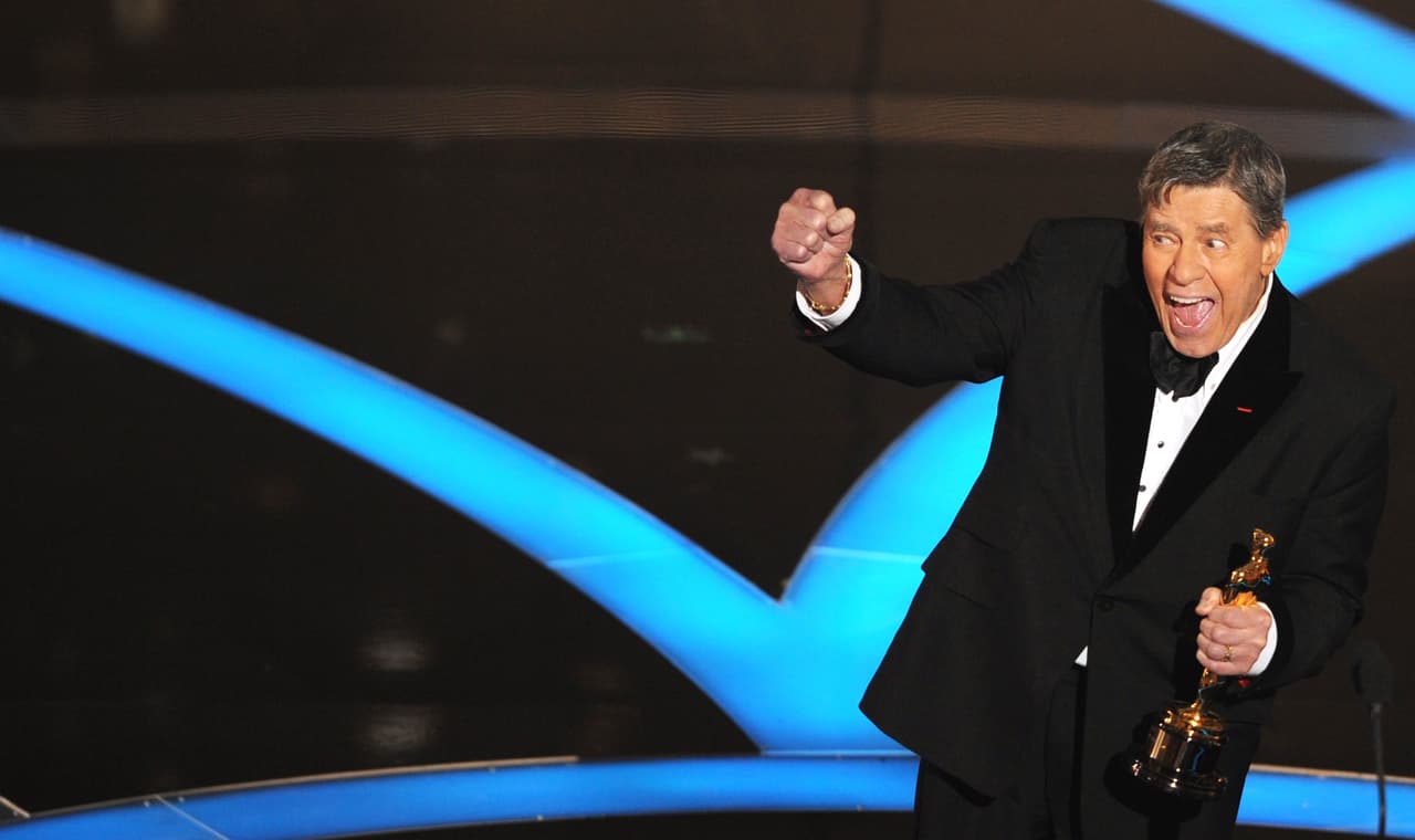 En febrero de 2009, la Academia de Hollywood galardonó a Lewis con un Oscar honorario por su larga trayectoria.