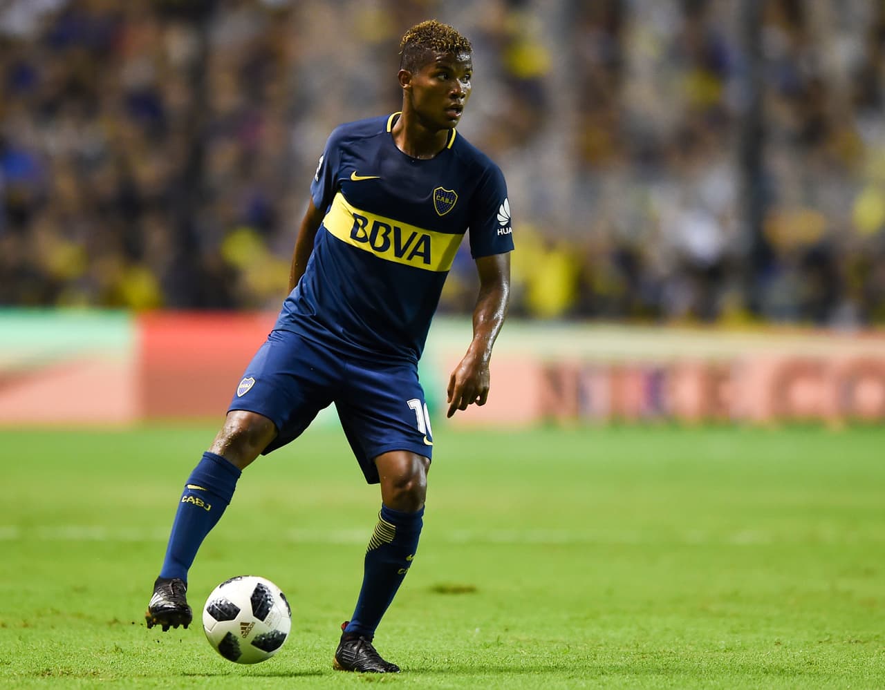 No sería el único en el que los Spurs estarían pensando para su medular. Se dice que el colombiano Wilmar Barrios (Boca Juniors) también interesar.