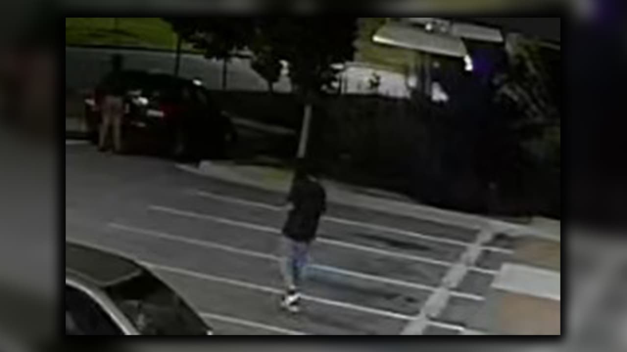 El hombre caminando por la carretera hacia la gasolinera. Cuando la vio, cambió de dirección, se acercó a ella por detrás.