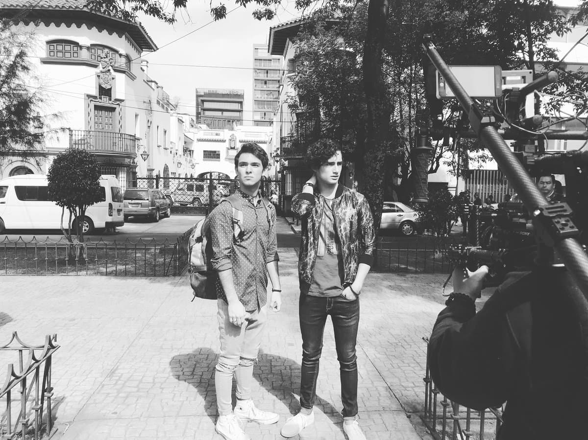 En este nuevo proyecto los personajes de Aristóteles Córcega y Cuauhtémoc López, conocidos como 'Aristemo', vivirán plenamente su romance.