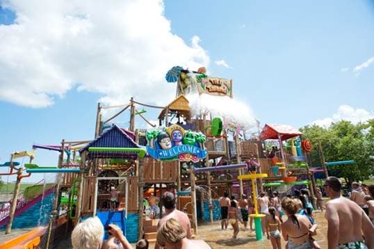 Tiki Island: un paraíso para los niños gracias a su cubeta de 1,000 galones con forma de piña.