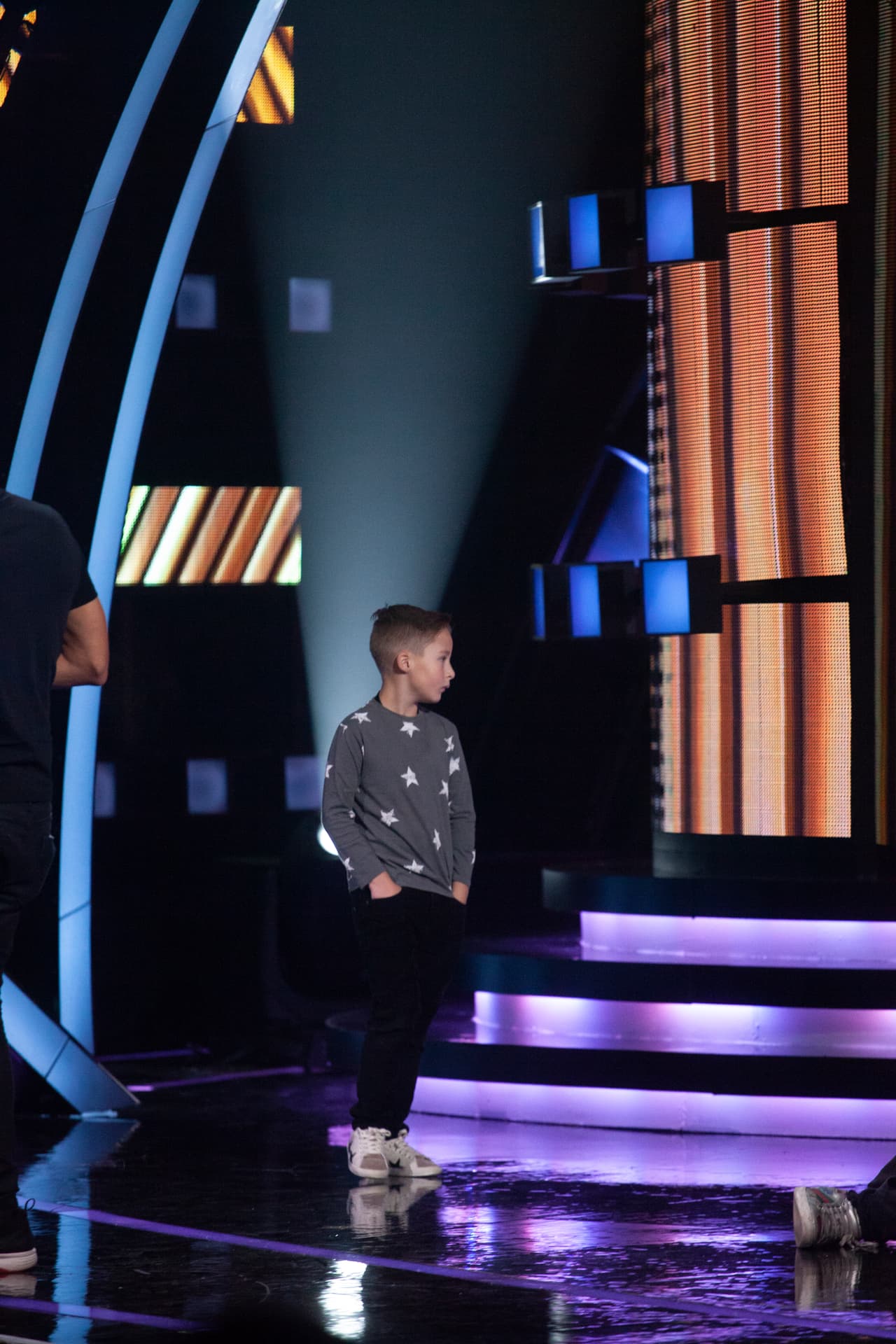 Aunque no pierde detalle del escenario y de cada dinámica que transcurre durante el show, al preguntarle 
<b><a href="https://www.univision.com/shows/pequenos-gigantes/nos-encontramos-a-mateo-en-backstage-y-le-preguntamos-si-lo-veremos-en-pequenos-gigantes-2019-video">si le gustaría participar en esta temporada del show</a></b>, tal como lo hizo en 2018 a lado de Nayleah, contestó: "Mmmh... no".