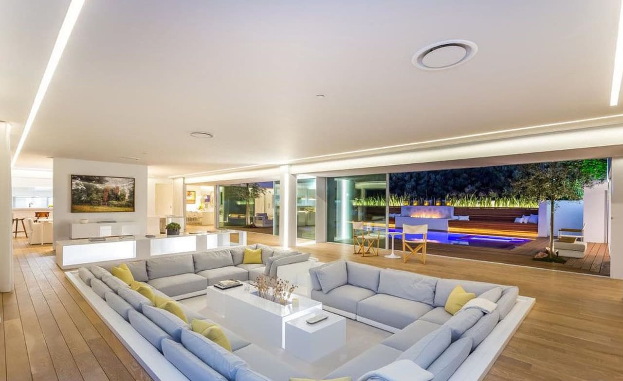 Se desconoce dónde vivirá próximamente Bloom. Lo que se sabe es que la residencia que ha puesto en venta es de una planta y se construyó a finales de la década de los 50. Cuenta con puertas de vidrio de piso a techo y se promueve como un lugar “seguro y privado”.