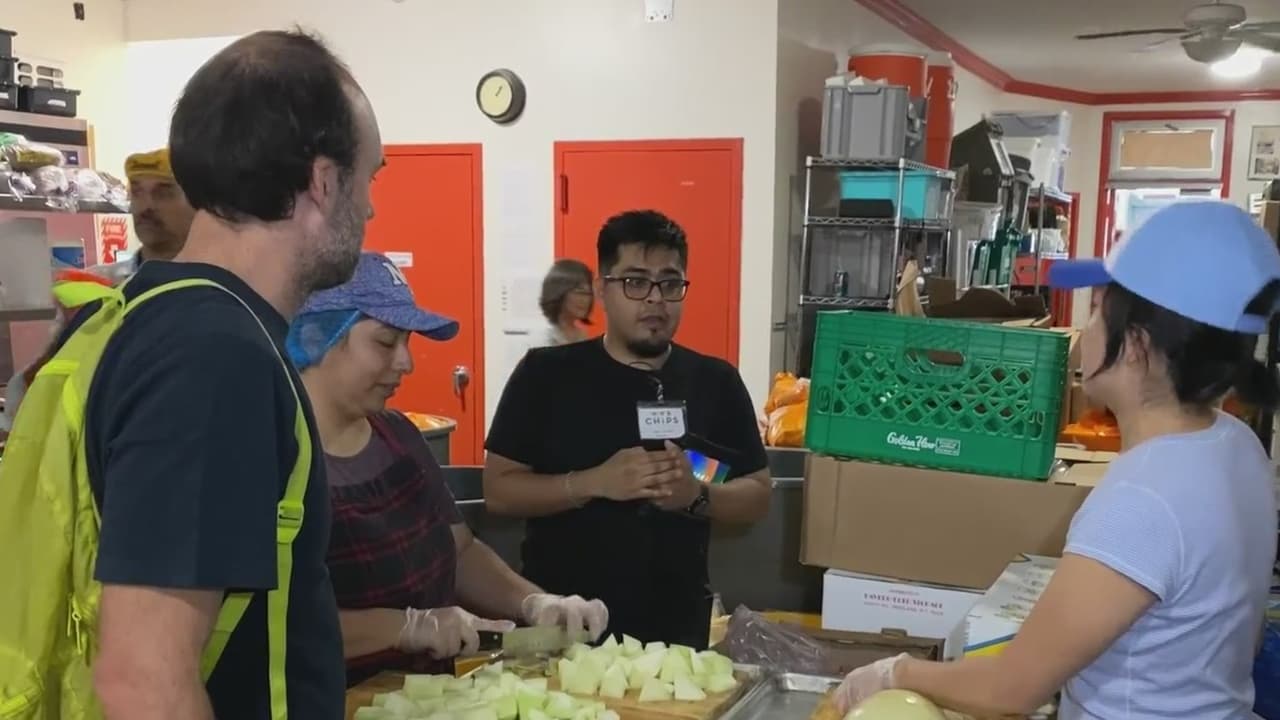 <b><a href="https://www.univision.com/local/nueva-york-wxtv/organizacion-chips-ofrece-comidas-gratuitas-despensa-brooklyn" target="_blank">La organización Chips, en Brooklyn</a>, entrega a diario cientos de comidas preparadas</b>, además de ofrecer apoyos de despensa a las familias que lo necesiten.