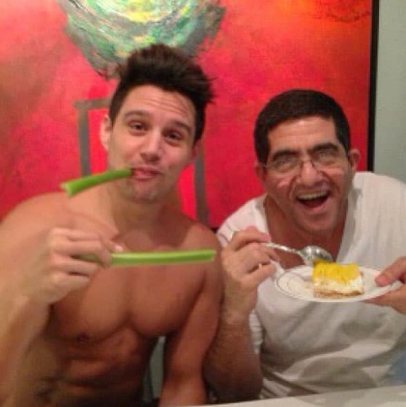 Alejandro es un hombre muy disciplinado, aunque a veces su papi quiera sabotear su dieta.