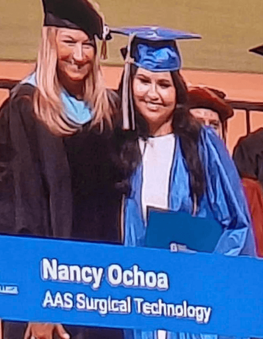 "
<b>Graduada</b> del colegio" de Nancy Ochoa.