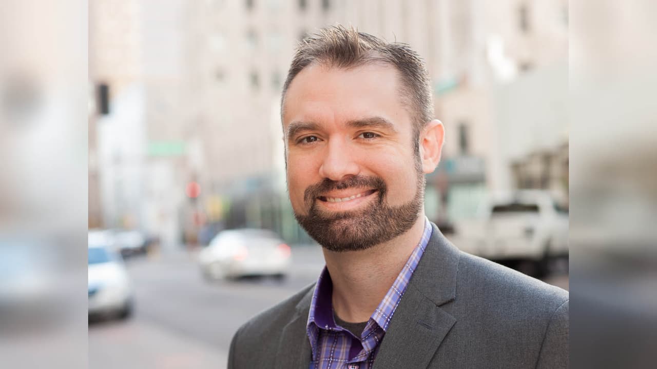 Como ejemplo de transparencia, candidato a gobernador de Arizona revela en su web que tuvo sexo en grupo y con mujeres casadas