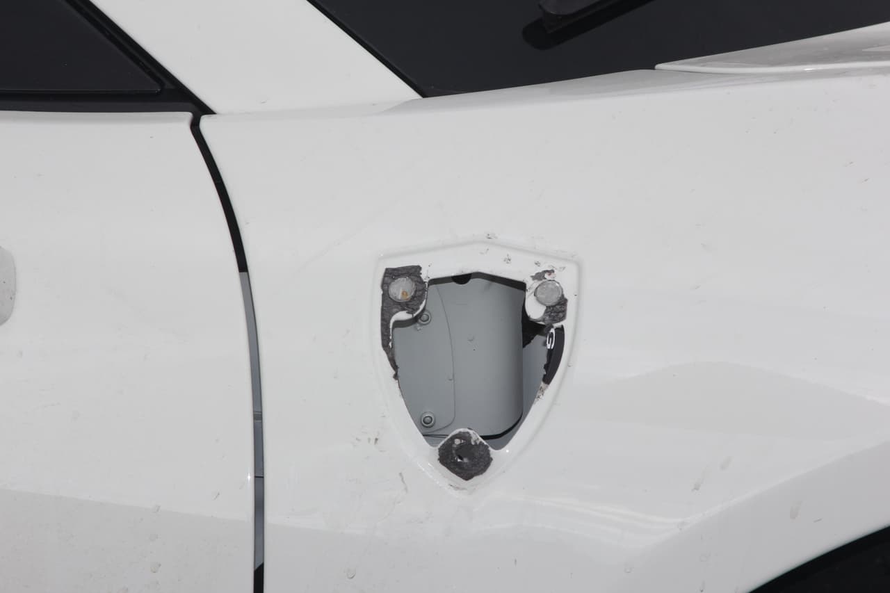 Además, se reportaron daños extensos a la caja de cambios e inclusive ya no estaban presentes los pedales de cambios.