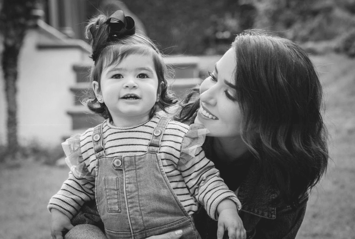 De acuerdo a lo que podemos notar en las imágenes, la pequeña de cinco años heredó algunos rasgos por parte de su mamá, como las cejas y la boca, mostrando siempre una gran sonrisa.