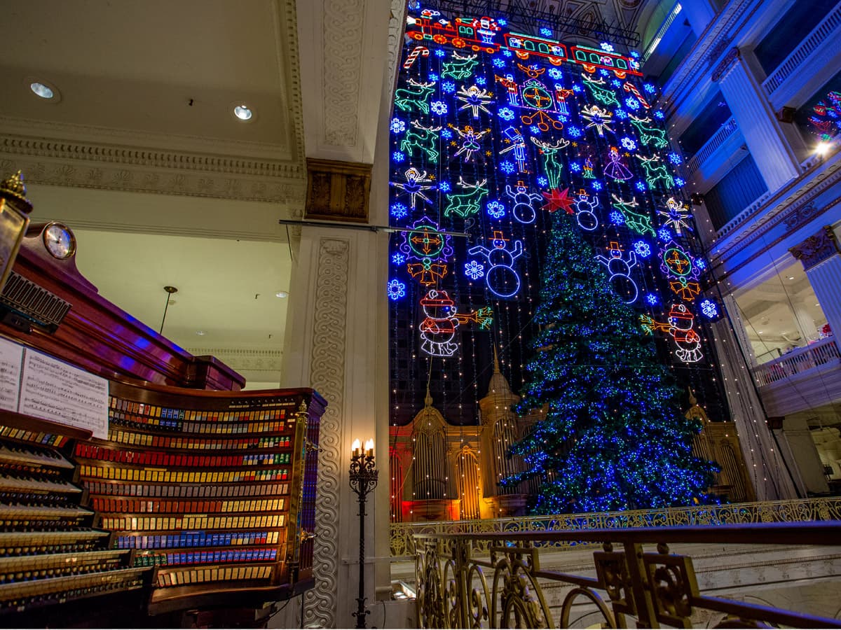 <b><a href="https://www.macys.com/social/santa-land/" target="_blank">The Macy’s Christmas Light Show (del 1 al 31 de diciembre)</a></b>: El icónico espectáculo de luces navideñas de Macy's está de vuelta en Macy's Center City en Filadelfia. Observa esta tradición de medio siglo de antigüedad que presenta canciones e historias navideñas clásicas expresadas por Julie Andrews, además de 100,000 luces iluminadas respaldadas por los sonidos del famoso órgano Wanamaker.