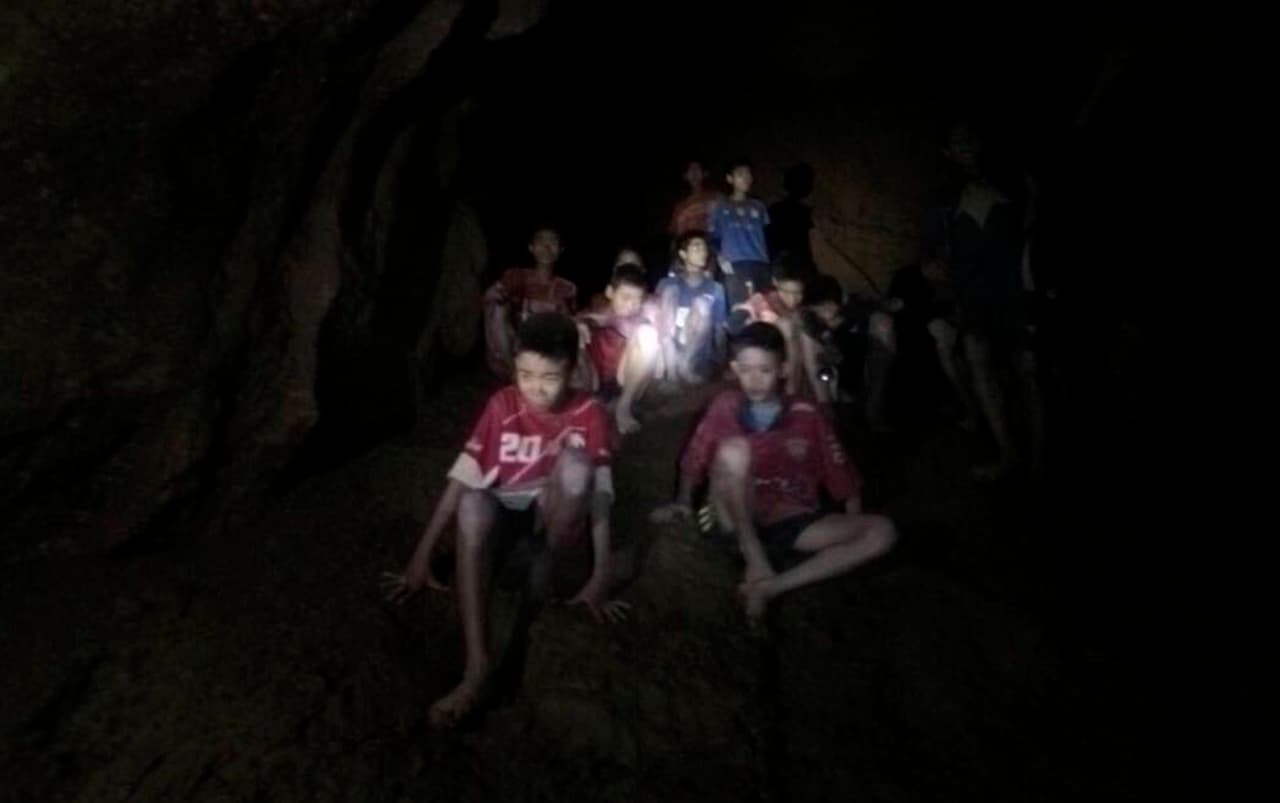 <b>Rescatados:</b> Después de 12 días atrapados en una cueva en 
<a href="https://www.univision.com/noticias/mundo/en-fotos-el-rescate-de-los-trece-jovenes-de-un-equipo-de-futbol-perdidos-en-una-cueva-de-tailandia-fotos">Tailandia</a>, esta imagen facilitada por el grupo de rescate dio la vuelta al mundo. Doce niños y un adulto habían quedado atrapados al subir el nivel del agua, inundando su única vía de salida. Un equipo internacional de especialistas trabajó sin descanso en un rescate que fue seguido por todos los medios del planeta.