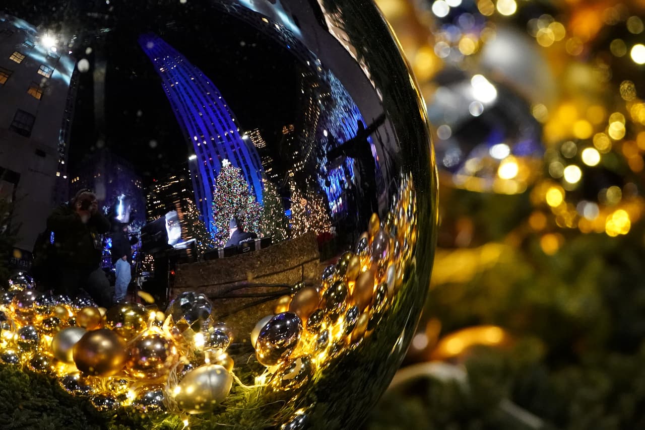 El árbol de este año, un abeto de Noruega, mide 75 pies, pesa más de 12 toneladas y provino de State College en Pennsylvania. (Carlo Allegri/Reuters)