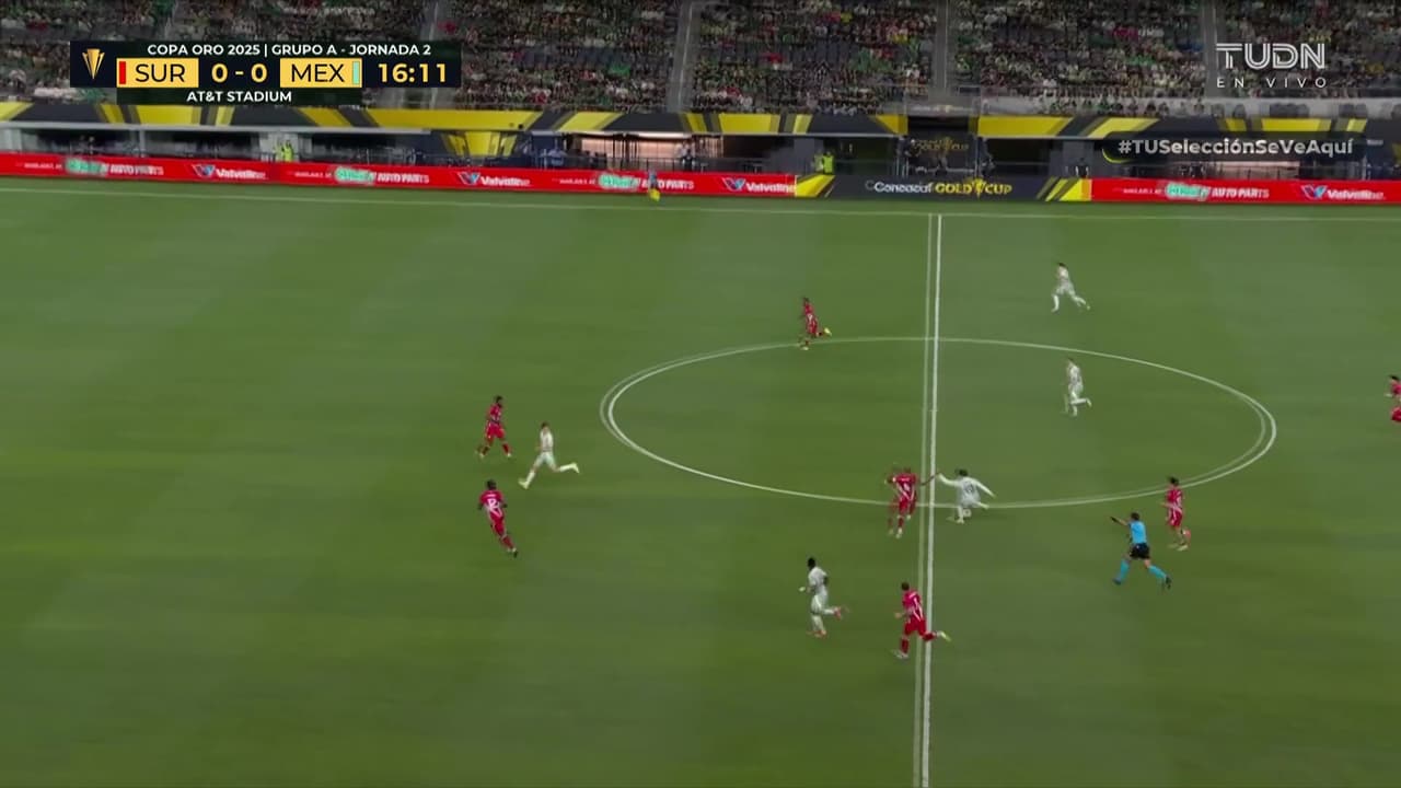 ¡Qué jugadón estaba armando México! Alexis conduce pero Reyes define mal