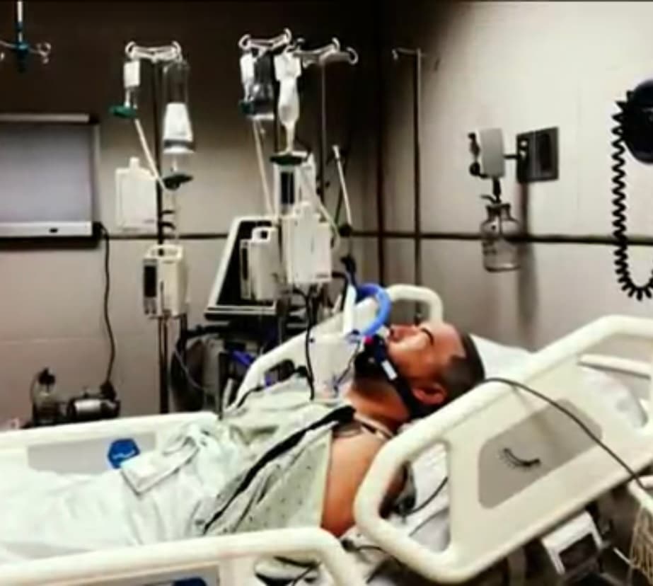 En julio, a 10 días de haberse 
<a href="https://www.univision.com/temas/vacunas">vacunado</a> contra el covid-19, José comenzó a sentir un fuerte dolor en una de sus piernas. Aunque el primer diagnóstico arrojó que se trataba de un malestar muscular, pronto sería ingresado de emergencia en el hospital, 
<b>donde fue diagnosticado una trombosis. </b>
<br>