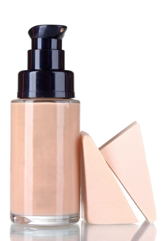 <b>Base de maquillaje y correctores. </b>El periodo de vida es de aproximadamente dos años. Si la base tiene aplicador tipo dispensador, durará más al mantenerse más fresco por más tiempo y sobre todo al no estar en contacto directo con las manos.