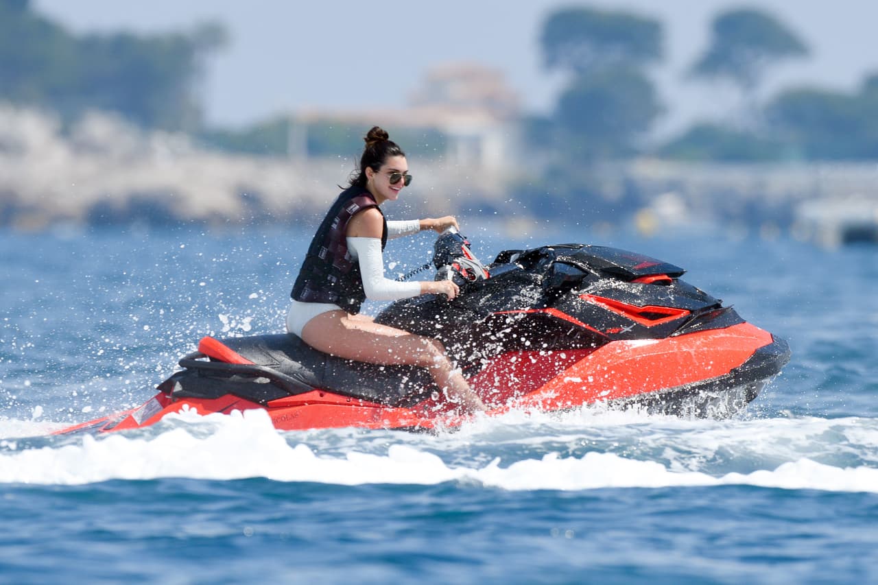 Toda la semana, las hermanas Kendall Jenner y Kourtney Kardashian han sido vistas disfrutando del sol en un yate en la localidad francesa de Antibes. Kourtney ha estado con su novio, Younnes, mientras Kendall Jenner ha optado por broncearse y pasear sobre un paddleboard y un jet-ski.