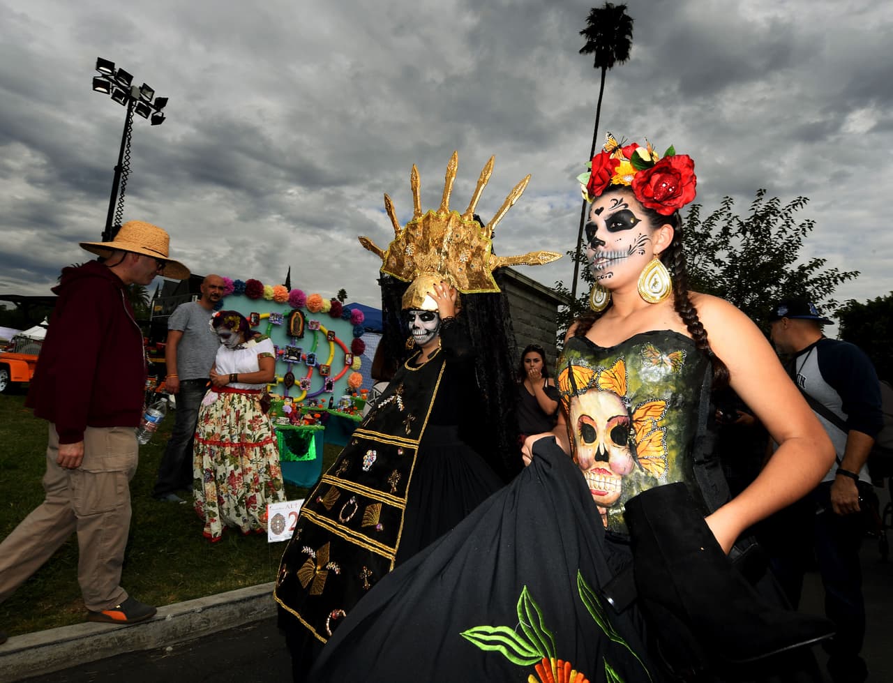 Altares y catrinas resaltaron la tradición mexicana Día de Muertos en Hollywood