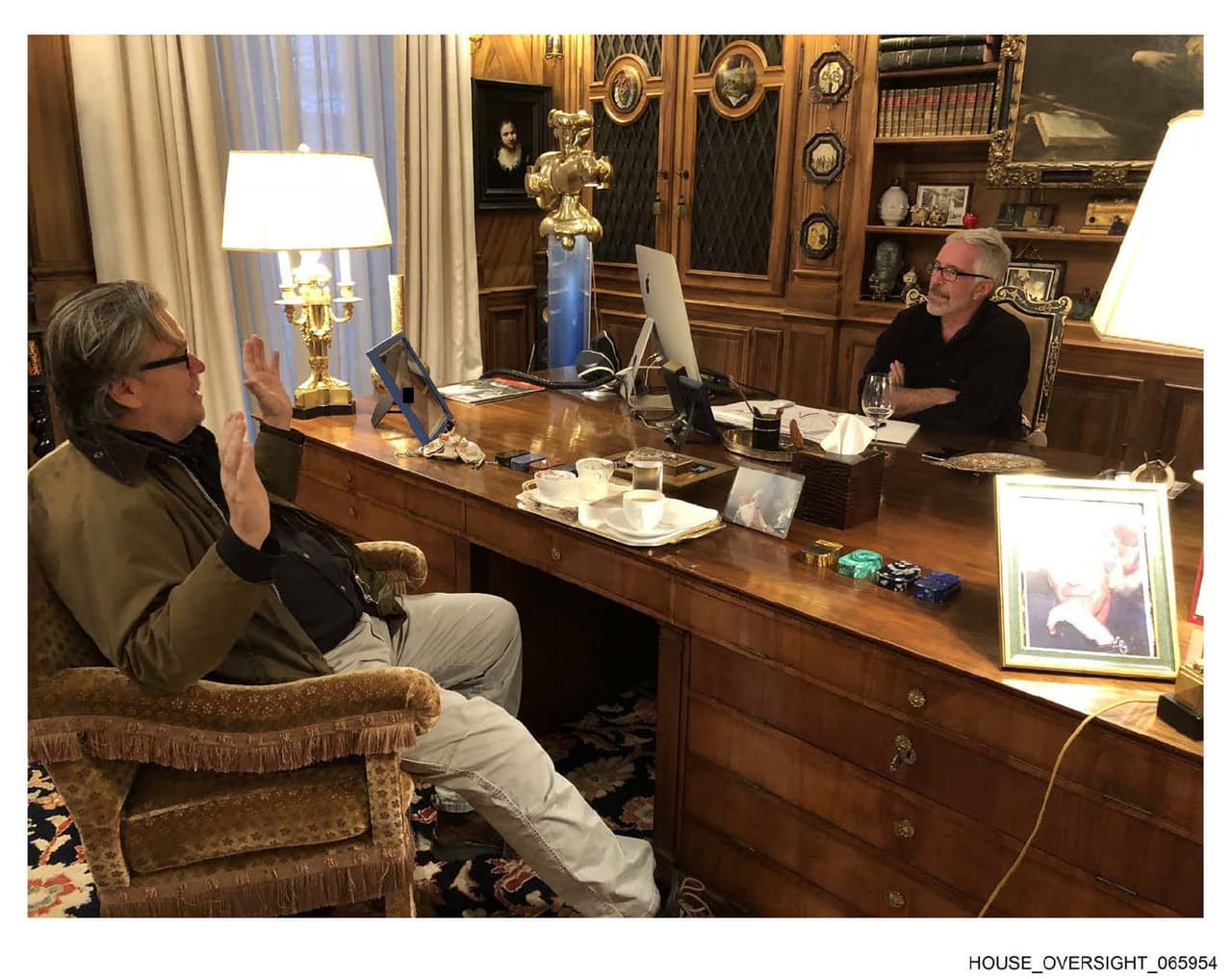 Steve Bannon dialoga con Epstein en lo que aparenta ser la oficina del financista. (Foto: House Oversight)