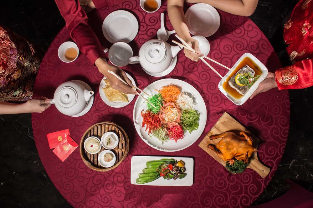 Así que hay familias que tienen su efigie en la cocina y luego le embarran un poquito de miel en los labios para "endulzarlo" y que sus comentarios sean positivos. Después de hacerlo, queman la imagen y la reemplazan por otra para que los bendiga en el nuevo año lunar.