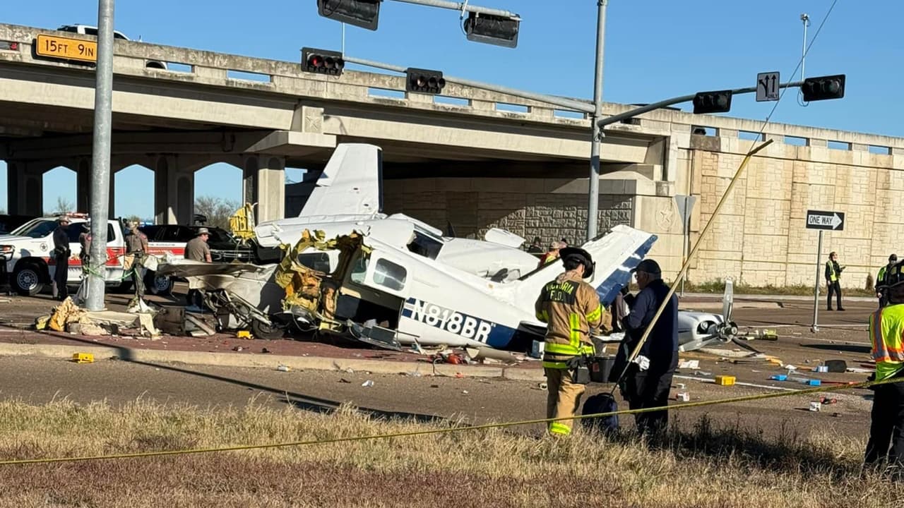 Una avioneta cae sobre una avenida en Victoria, Texas y deja a cuatro heridos