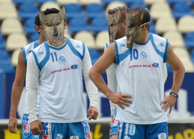 Cuauhtémoc Blanco con máscara de perro en el entrenamiento del Puebla