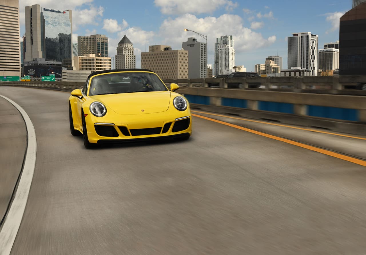 Una delicia de manejar, con una reserva de potencia y par motor super generosa, una estabilidad de primer nivel y fácil, y un nivel de agarre y frenada de auténtico superdeportivo.