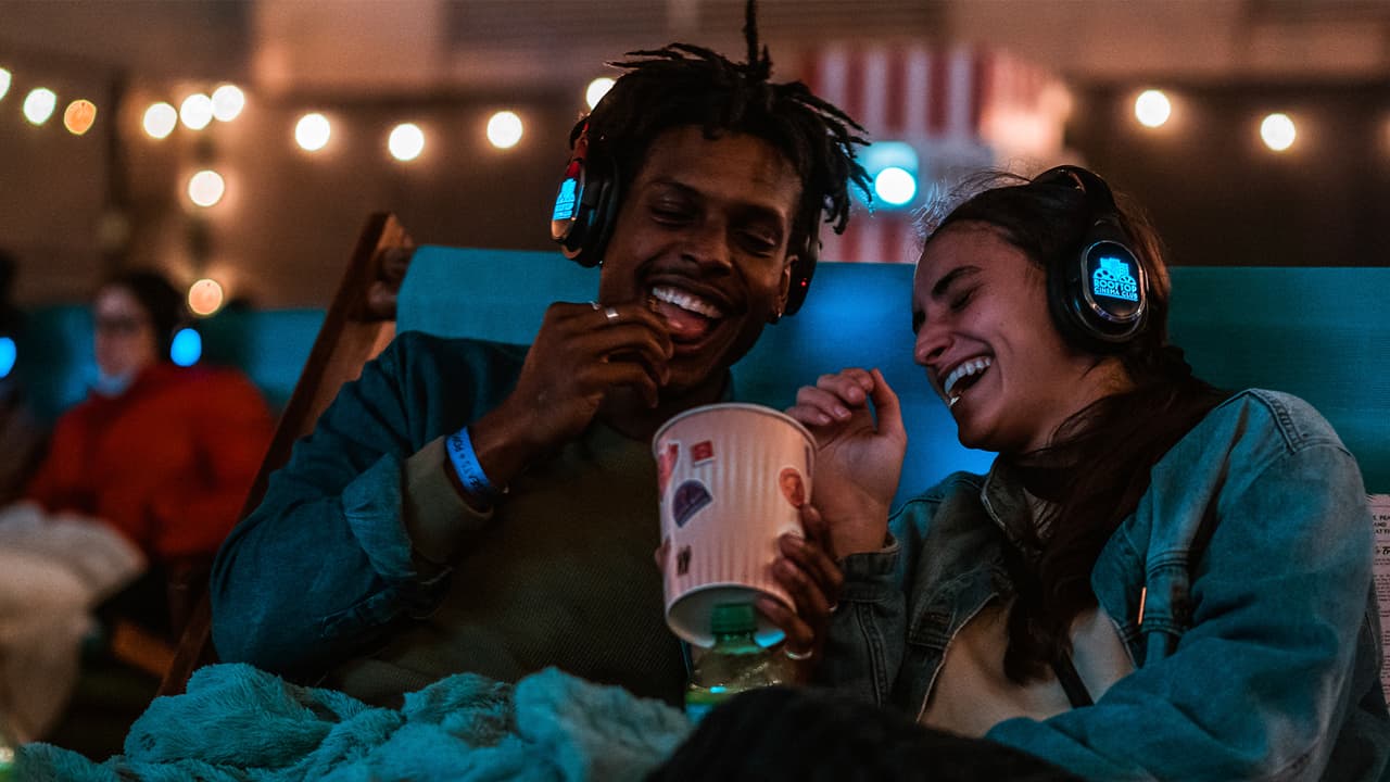 Se proyectan dos películas por día, comenzando a las 7:30pm y la siguiente a las 10:15pm.