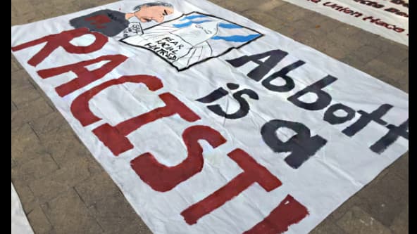 Los manifestantes estaban exigiéndole al gobernador Greg Abbott que no firme la medida antisantuario SB4, aunque soy conscientes de que fue el mismo gobernador quien presionó a la legislatura para aprobar el proyecto de ley.