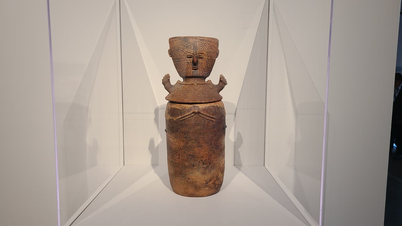 “Esta es una exposición que tiene un componente del pensamiento indígena actual para iluminar estas colecciones”, dijo María Alicia Uribe, directora del Museo del Oro Colombia quien lideró el trabajo de préstamo de las piezas históricas precolombinas.