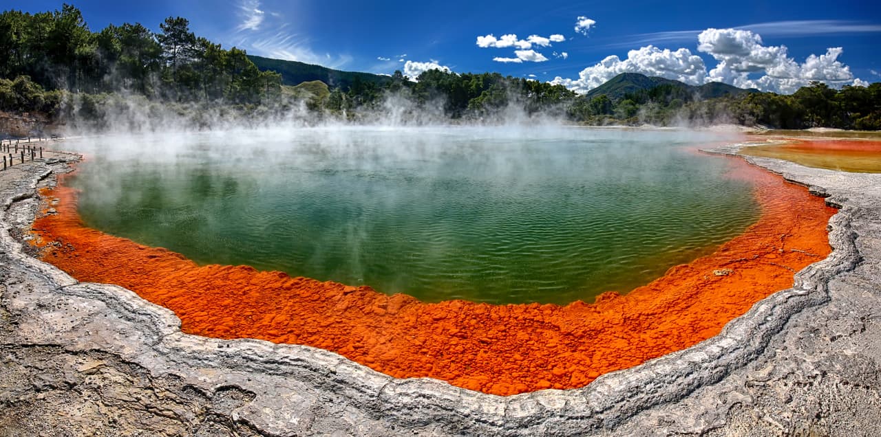 El área geotérmica de Wai-O-Tapu, en la Isla Norte de Nueva Zelanda. Esta isla es conocida por sus aguas termales. Se destaca la piscina ‘Champagne’ y su color naranja producto del dióxido de carbono.
