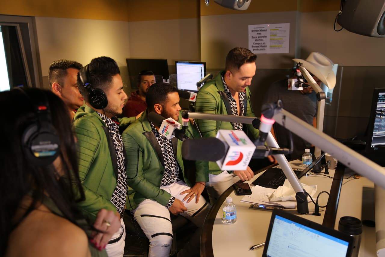 Banda Carnaval no paro de reir hasta el final con el trio de locuores durante su entrevista.
