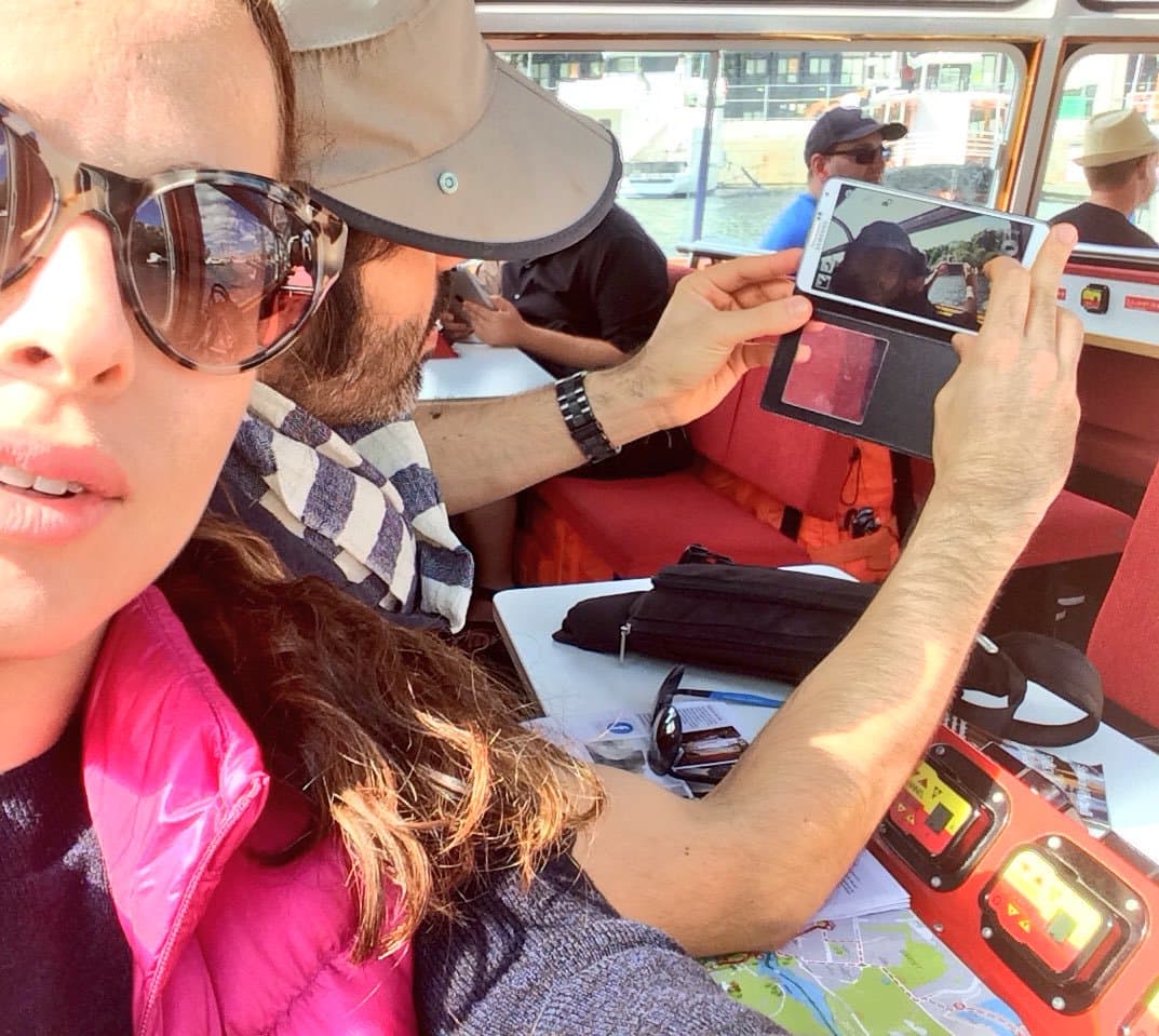 Y aunque no se dedica al medio del espectáculo, según la revista '
<b>People en español</b>' este galán se dedica al periodismo en la madre patria.