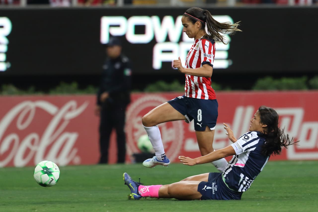 A la media hora, Carolina Jaramillo se armó una jugada de fantasía, se quitó de encima a varias defensas Rayadas y definió al costado para el 1-0 de Chivas.