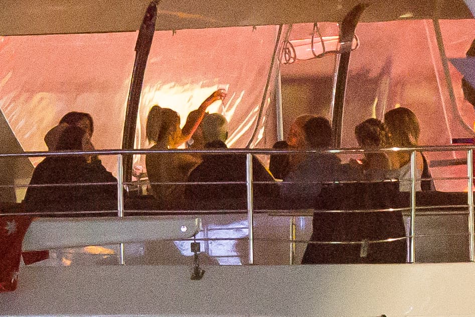 Justin Bieber fue visto de fiesta en un barco con alrededor de diez mujeres, bebiendo, charlando y bailando hasta bien entrada la noche, desembarcando alrededor de la 1:30 a. m. el 12 de marzo. Justin también pareció entrar en una discusión con uno de sus guardias de seguridad antes de darle un abrazo.