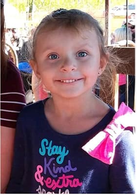 <h3 class="cms-H3-H3">Aranza María Ochoa López </h3>
<br>
<br>Con cuatro años cumplidos, esta pequeña fue sacada de un centro comercial de Vancouver, Washington, por su madre biológica,
<b>quien sería detenida en 2019 en Puebla, México. </b>
<br>
<br>La agencia
<b>cree que la niña sigue en territorio mexicano</b> y que tal vez su apariciencia puede haber sido alterado con tinte para cabello y maquillaje.
<br>
<br>El FBI
<b> ofrece una recompensa de hasta 10,000 dólares</b> por información que conduzca a su recuperación.
<br>